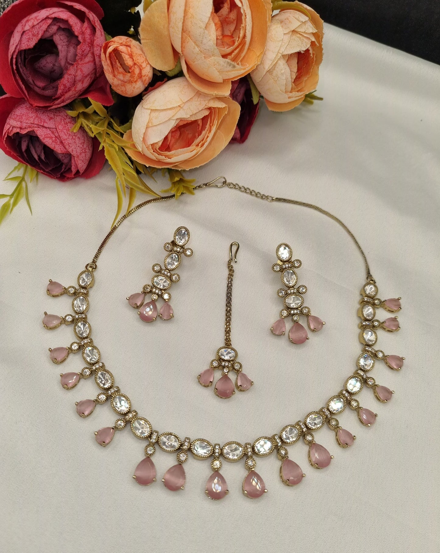 Sleek Heritage Kundan Droplet Necklace Set