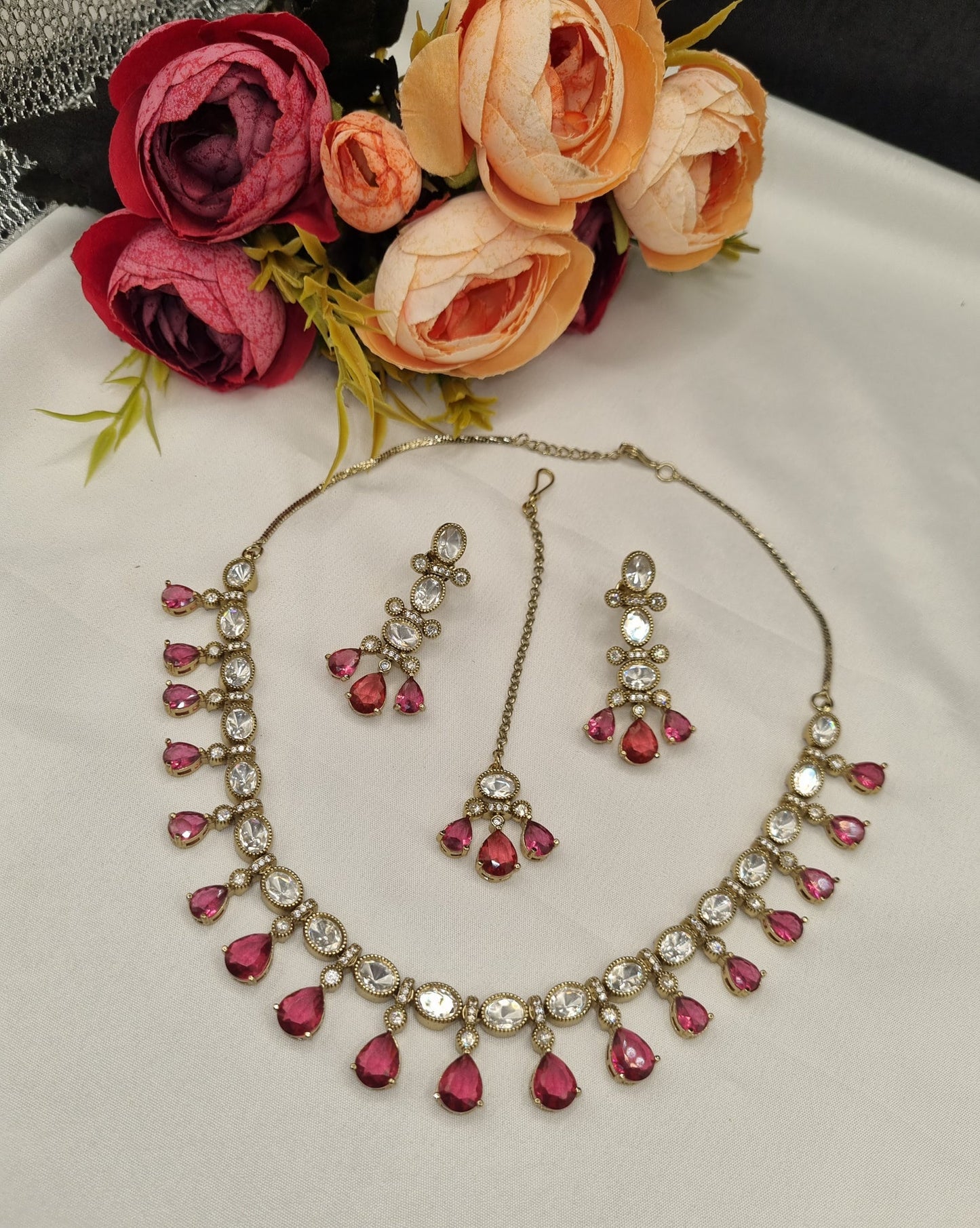 Sleek Heritage Kundan Droplet Necklace Set