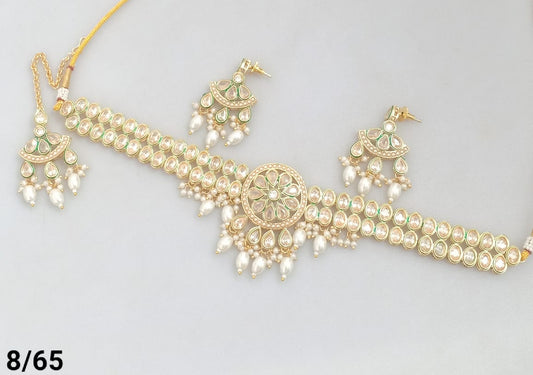 Choker Gold-Plated Kundan Jewellery Set Matching Earrings & Maang Tikka